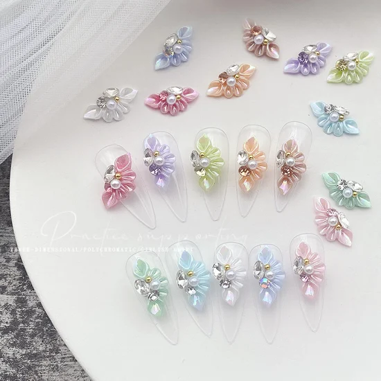 Großhandel mit 3D-Seiten-Acrylblumen, Nagel-Charms, Nagelschnitzerei, Harz-Strasssteinen, speziell geformte Diamant-Blütenblatt-Skala-Dekorationen